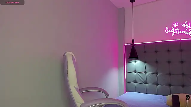 scarletcherry18 online show from February 10, 3:21 am