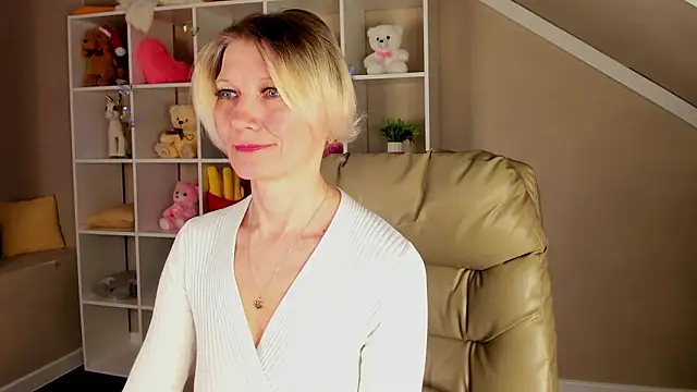 Julie Lucas online show from March 13, 12:39 am