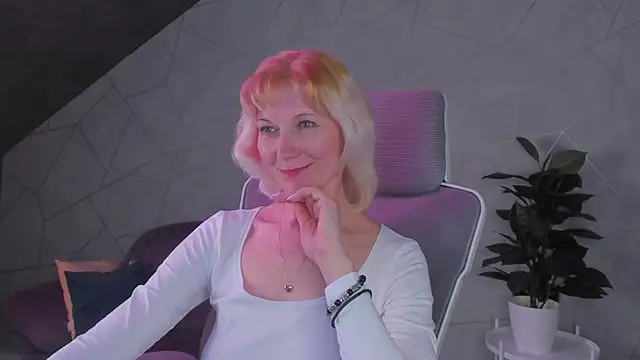 Julie Lucas online show from March 28, 8:58 am