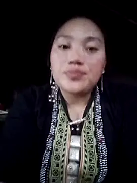 Snapshot of LingLing002 chatting on February 17, 3:36 am LingLing002 online show from February 17, 3:36 am