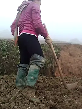 Snapshot of LingLing002 chatting on February 19, 1:45 am LingLing002 online show from February 19, 1:45 am