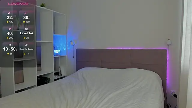 Snapshot of AliceStrikolovsky chatting on February 9, 6:06 am AliceStrikolovsky online show from February 9, 6:06 am