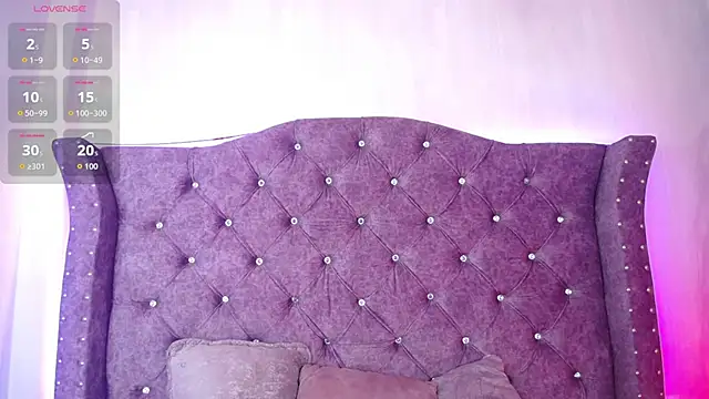 Snapshot of Violet_Collins1 chatting on April 18, 9:13 am Violet Collins1 online show from April 18, 9:13 am