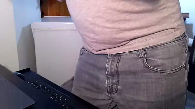 Snapshot of Greyd333 chatting on May 24, 1:38 pm Greyd333 online show from May 24, 1:38 pm
