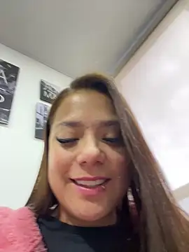 Snapshot of Pretty__Milf chatting on April 5, 11:18 am Pretty Milf online show from April 5, 11:18 am