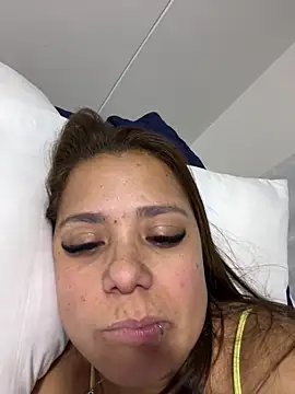 Snapshot of Pretty__Milf chatting on April 5, 11:24 pm Pretty Milf online show from April 5, 11:24 pm