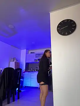 Snapshot of Pretty__Milf chatting on April 8, 1:33 pm Pretty Milf online show from April 8, 1:33 pm