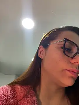 Snapshot of Pretty__Milf chatting on April 29, 9:24 am Pretty Milf online show from April 29, 9:24 am