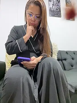 Snapshot of Pretty__Milf chatting on May 29, 10:24 am Pretty Milf online show from May 29, 10:24 am