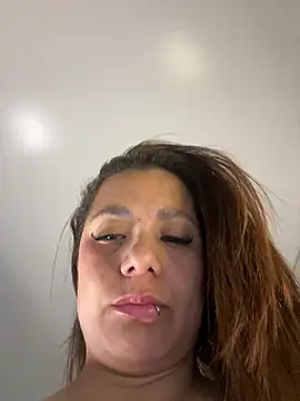 Snapshot of Pretty__Milf chatting on June 5, 1:28 pm Pretty Milf online show from June 5, 1:28 pm
