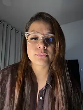Snapshot of Pretty__Milf chatting on June 14, 11:18 pm Pretty Milf online show from June 14, 11:18 pm