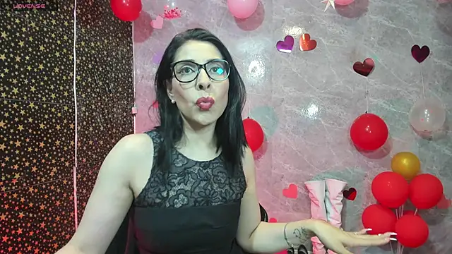 adellelennoxx online show from February 17, 8:44 am