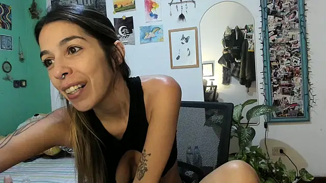Snapshot of miafoxmia chatting on April 7, 9:04 pm miafoxmia online show from April 7, 9:04 pm