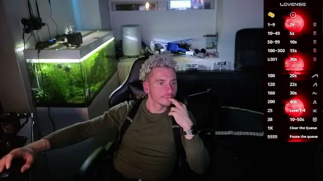 Snapshot of Rayzel_White chatting on February 11, 9:53 pm Rayzel White online show from February 11, 9:53 pm