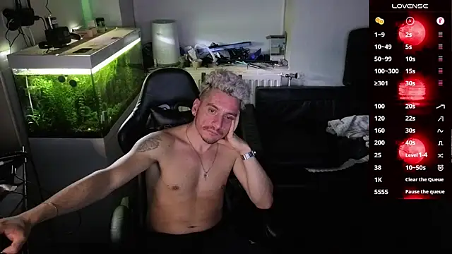 Snapshot of Rayzel_White chatting on February 18, 10:50 pm Rayzel White online show from February 18, 10:50 pm