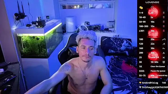 Snapshot of Rayzel_White chatting on February 24, 1:58 am Rayzel White online show from February 24, 1:58 am