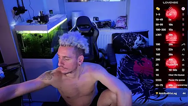 Snapshot of Rayzel_White chatting on February 25, 2:10 am Rayzel White online show from February 25, 2:10 am