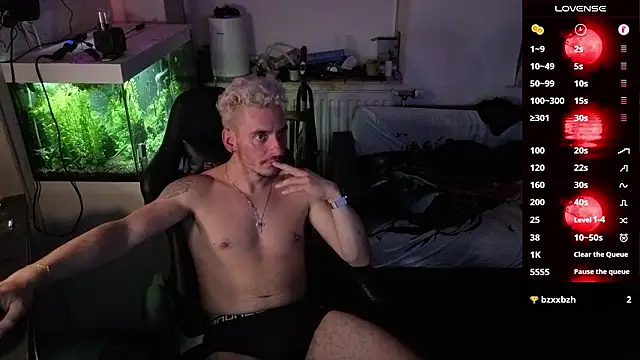 Snapshot of Rayzel_White chatting on March 13, 9:43 pm Rayzel White online show from March 13, 9:43 pm