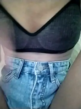 Snapshot of Lisa_xx2 chatting on March 28, 1:33 pm Lisa xx2 online show from March 28, 1:33 pm