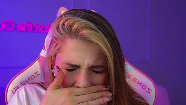 VanessaCelesti online show from April 23, 12:40 pm