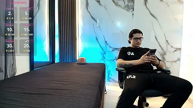 Danner Alaia online show from February 5, 7:29 pm