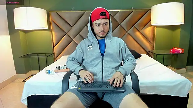 Snapshot of Salvattore_Muller chatting on March 23, 12:03 am Salvattore Muller online show from March 23, 12:03 am