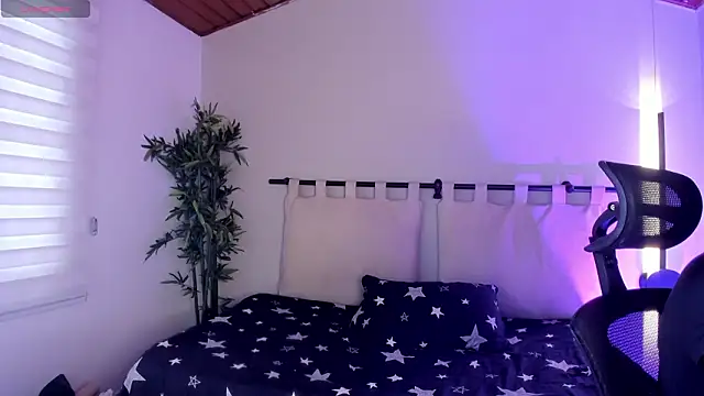 Snapshot of ella__olmos chatting on March 20, 2:22 pm ella olmos online show from March 20, 2:22 pm