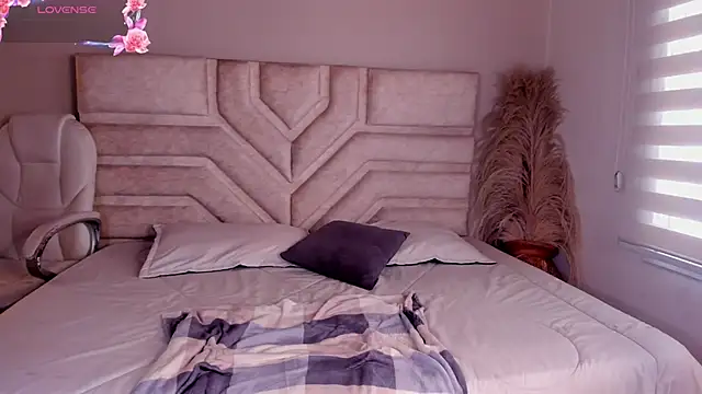 Snapshot of ella__olmos chatting on May 21, 2:46 pm ella olmos online show from May 21, 2:46 pm