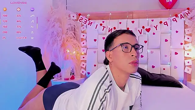 Snapshot of Mr_aronnn_ chatting on February 15, 3:25 am Mr aronnn online show from February 15, 3:25 am