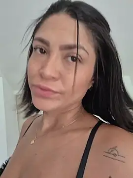 Snapshot of Ina_Jody_ chatting on August 5, 6:11 pm Ina Jody online show from August 5, 6:11 pm