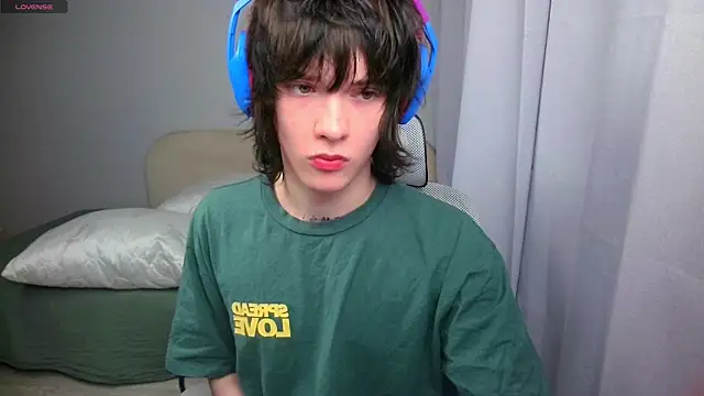LeonBoykisser online show from June 1, 3:03 pm