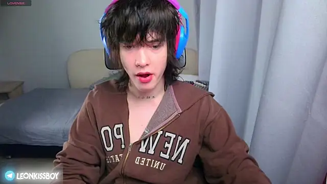 LeonBoykisser online show from June 15, 12:13 am