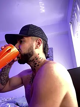 Snapshot of juanlouis_pierre chatting on January 14, 4:45 pm juanlouis pierre online show from January 14, 4:45 pm