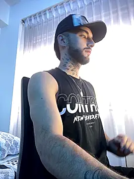 Snapshot of juanlouis_pierre chatting on January 15, 6:44 pm juanlouis pierre online show from January 15, 6:44 pm