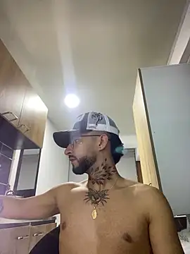 Snapshot of juanlouis_pierre chatting on February 4, 1:11 am juanlouis pierre online show from February 4, 1:11 am