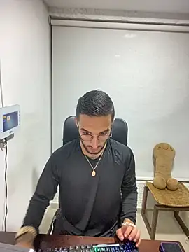 Snapshot of juanlouis_pierre chatting on February 13, 11:45 pm juanlouis pierre online show from February 13, 11:45 pm