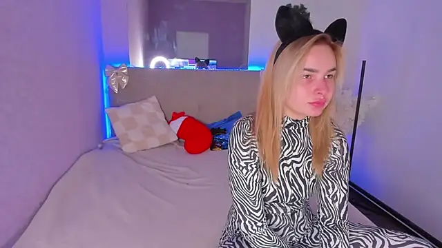 LunaHeadley online show from January 18, 1:26 pm