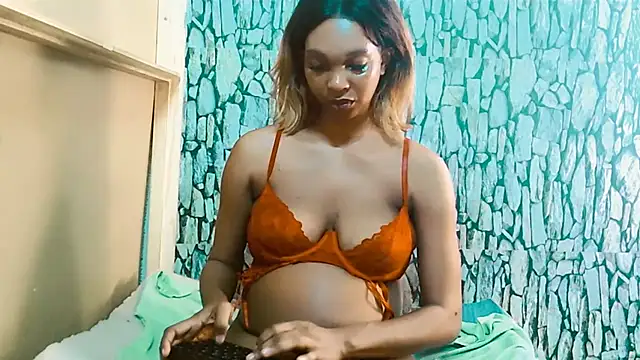 Snapshot of Caramelminxxx1 chatting on February 18, 6:31 am Caramelminxxx1 online show from February 18, 6:31 am