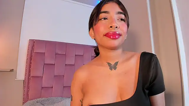 Snapshot of Scarlet_Vixen_ chatting on April 30, 12:33 pm Scarlet Vixen online show from April 30, 12:33 pm