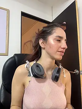 Snapshot of elodie_rouge chatting on July 28, 4:39 pm elodie rouge online show from July 28, 4:39 pm