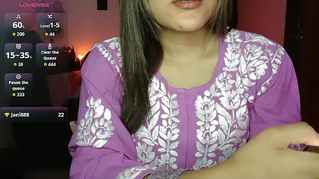 Snapshot of _Maanvi_ chatting on May 2, 11:54 pm Maanvi online show from May 2, 11:54 pm