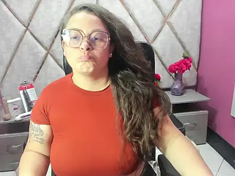 Snapshot of Sarah_Boobs_ chatting on April 9, 3:39 am Sarah Boobs online show from April 9, 3:39 am