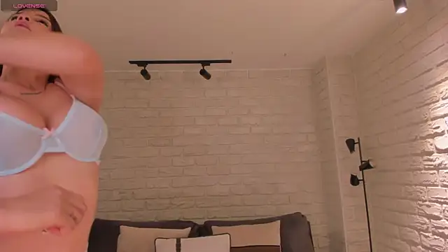 BellaThompsonX online show from July 22, 6:22 pm