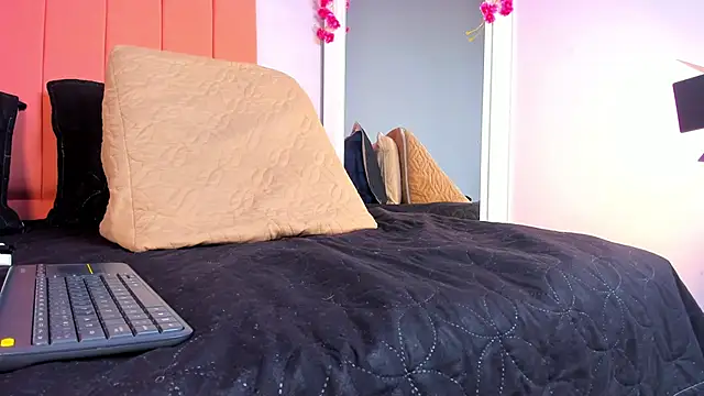Snapshot of rose_thompson19 chatting on June 18, 7:18 pm rose thompson19 online show from June 18, 7:18 pm