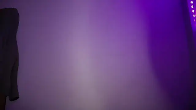 Snapshot of Hotte_een chatting on February 12, 1:00 am Hotte een online show from February 12, 1:00 am