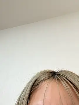 Snapshot of yumi0025 chatting on January 16, 3:54 am yumi0025 online show from January 16, 3:54 am