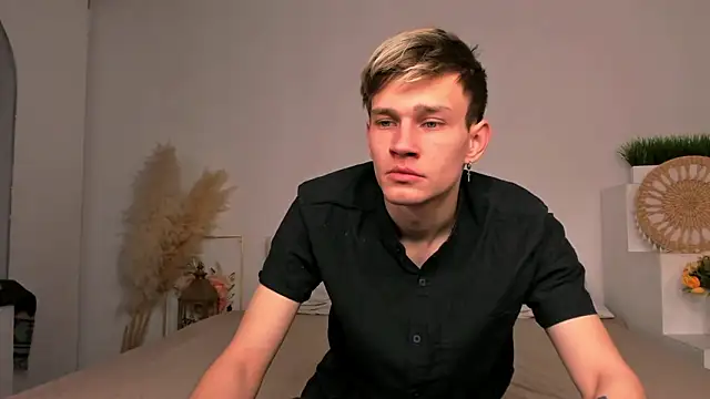 Snapshot of Volan_Starts chatting on February 6, 4:06 am Volan Starts online show from February 6, 4:06 am