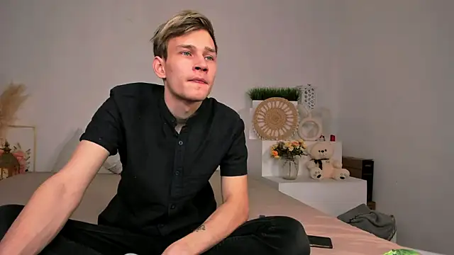 Snapshot of Volan_Starts chatting on February 7, 4:05 am Volan Starts online show from February 7, 4:05 am