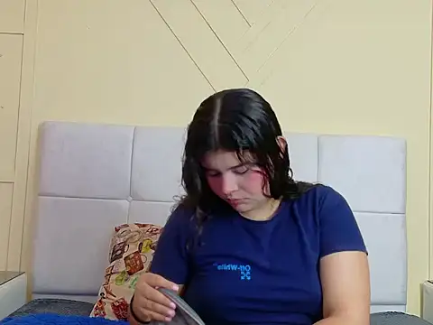 Snapshot of SalomeEvanz chatting on March 6, 1:29 pm SalomeEvanz online show from March 6, 1:29 pm