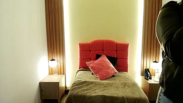 IvonneRoss  online show from February 12, 12:00 pm